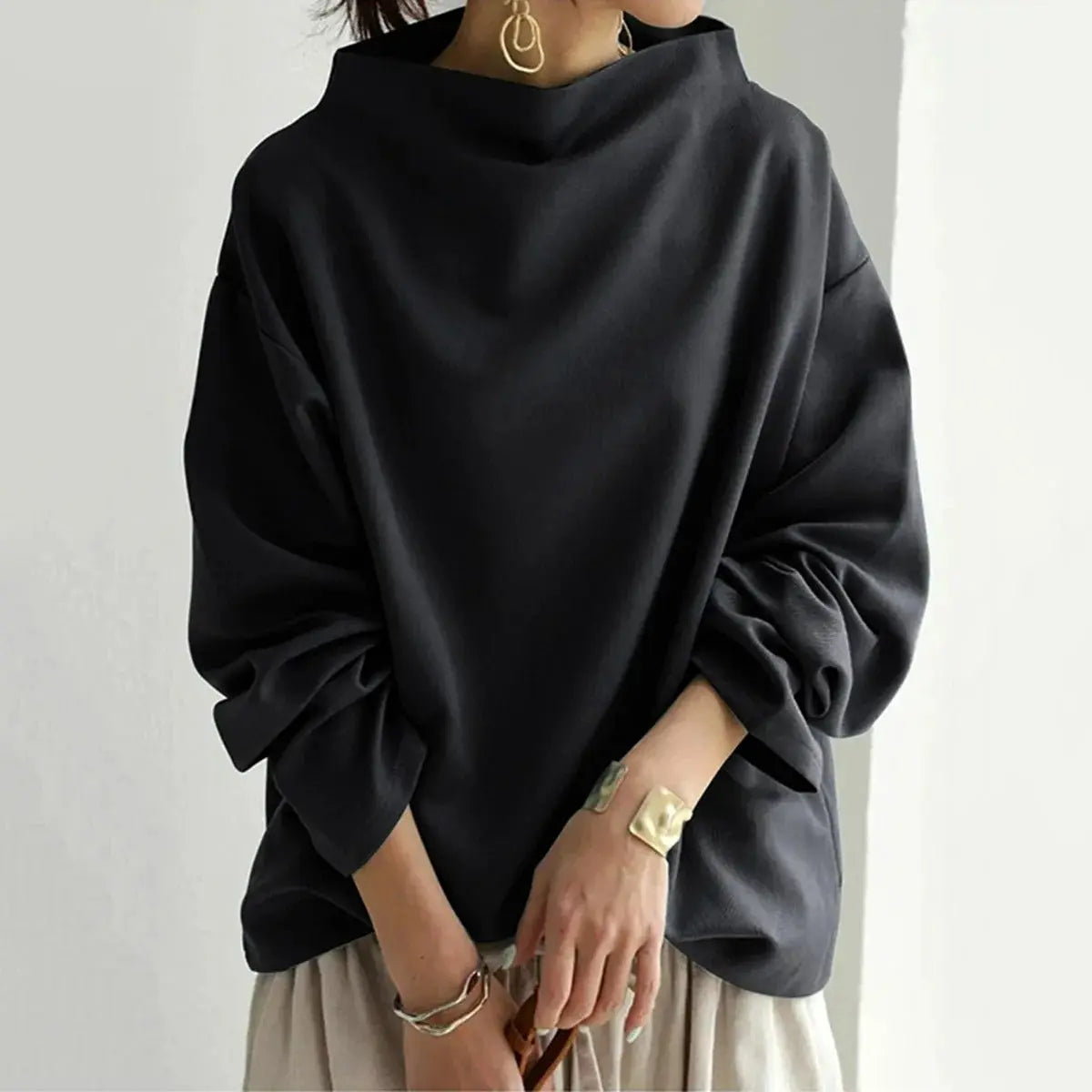 Maglione oversize nero da donna, collo alto, maniche lunghe, stile casual. Perfetto per moda autunnale e invernale.