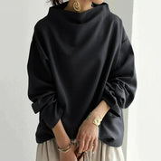 Maglione oversize nero da donna, collo alto, maniche lunghe, stile casual. Perfetto per moda autunnale e invernale.