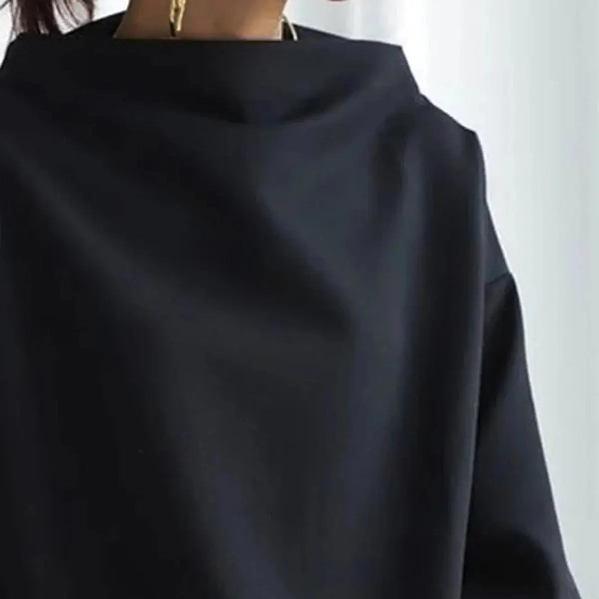 Abito nero elegante con collo alto, tessuto liscio, ideale per eventi formali. Design minimalista, moda donna, abbigliamento chic.