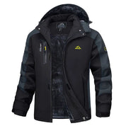 Giacca invernale da uomo nera, impermeabile, con cappuccio, foderata in pile, ideale per escursioni e sport all'aperto. Design moderno e funzionale.
