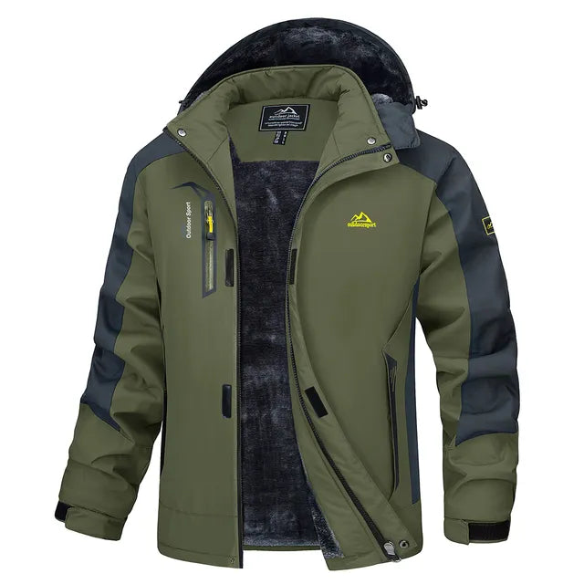 Giacca invernale da uomo verde con cappuccio, imbottitura in pile, resistente all'acqua, ideale per escursioni e attività outdoor.