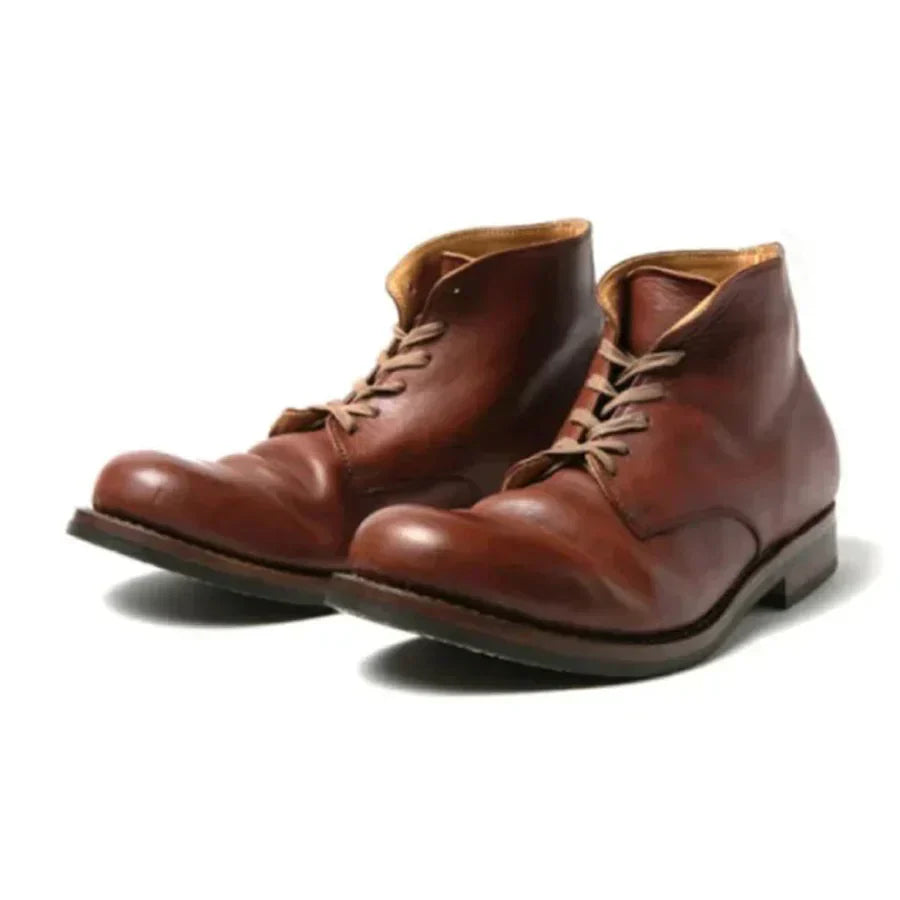 Scarpe uomo in pelle marrone, stivaletti eleganti con lacci, design classico, suola robusta, ideali per abbigliamento casual o formale.
