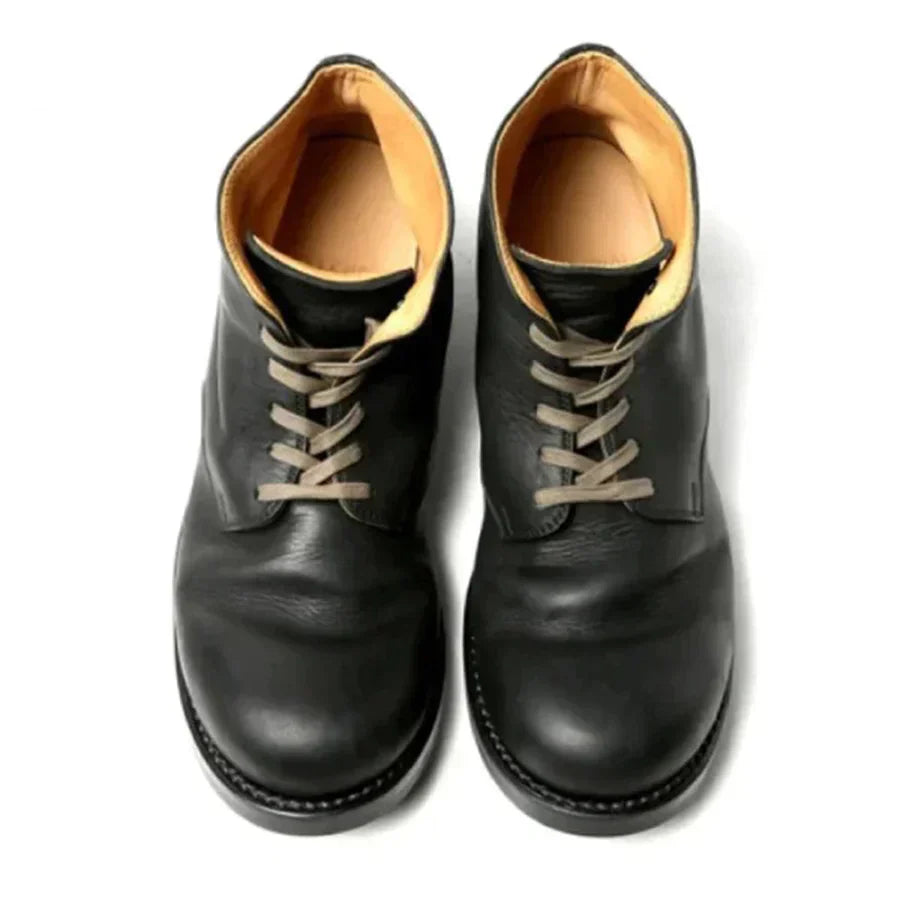 Scarpe uomo in pelle nera, stringate, suola robusta, design classico. Calzature eleganti per occasioni formali e casual.