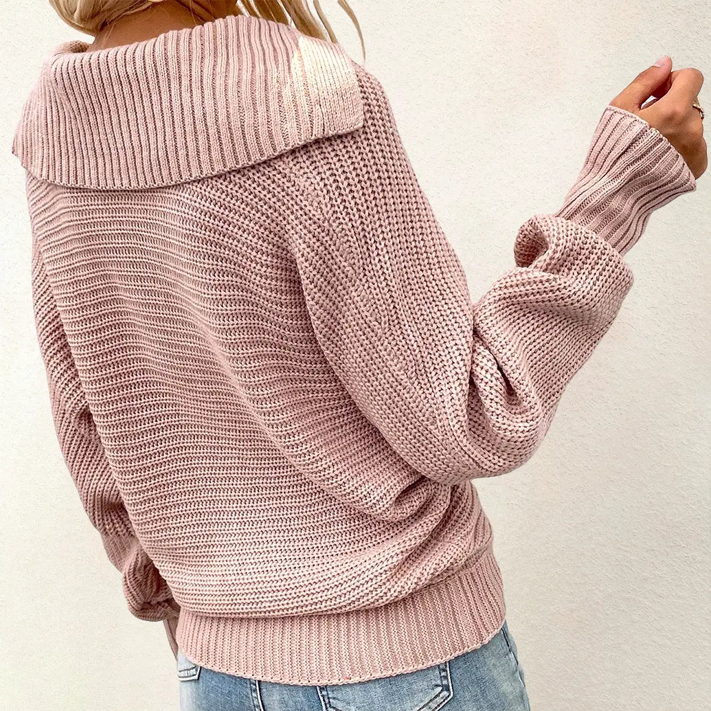 Maglione donna rosa a maglia grossa con collo alto, maniche lunghe, indossato con jeans chiari. Stile casual, moda autunno inverno.