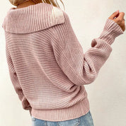 Maglione donna rosa a maglia grossa con collo alto, maniche lunghe, indossato con jeans chiari. Stile casual, moda autunno inverno.