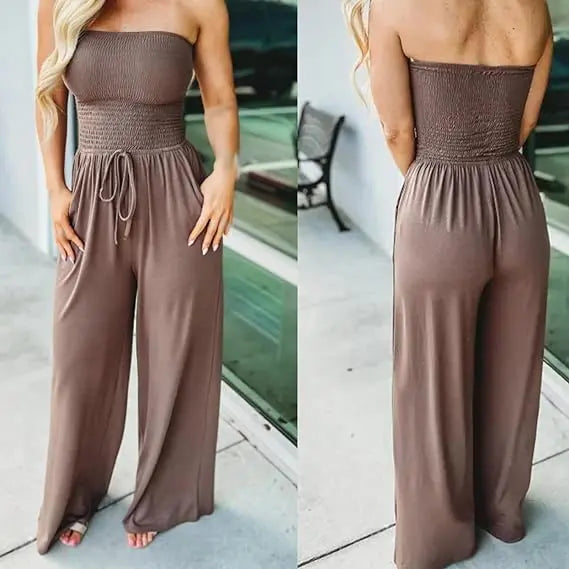 Tuta intera donna marrone senza spalline, tessuto elasticizzato, pantaloni larghi, moda estiva casual, abbigliamento femminile elegante.