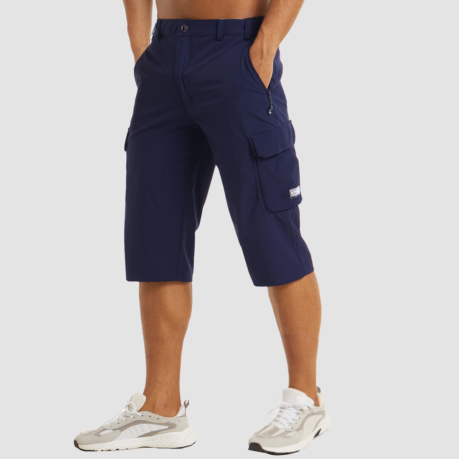 Pantaloncini cargo blu da uomo, tasche multiple, lunghezza al ginocchio, abbinati a scarpe sportive bianche. Moda casual estiva.