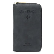 Portafoglio da viaggio nero in pelle con cerniera, design per passaporto, logo aereo inciso, ideale per viaggiatori, accessorio elegante e funzionale.