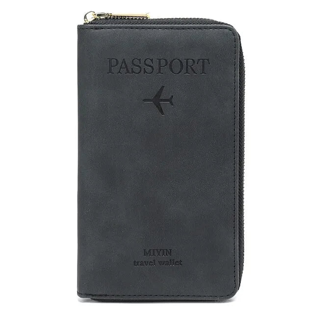 Portafoglio da viaggio nero in pelle con cerniera, design per passaporto, logo aereo inciso, ideale per viaggiatori, accessorio elegante e funzionale.