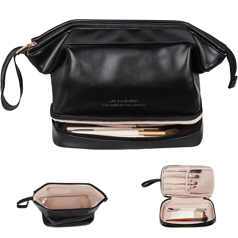 Elegante borsa da trucco nera in pelle sintetica con scomparti multipli, cerniera dorata e manico laterale. Ideale per organizzare cosmetici e accessori.