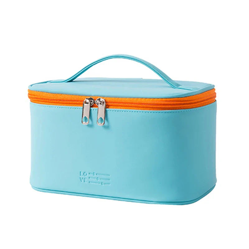 Astuccio cosmetico azzurro con cerniera arancione, manico superiore, design compatto. Ideale per viaggi, organizzazione trucco e accessori.