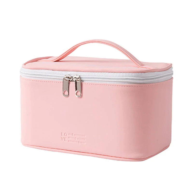 Astuccio cosmetico rosa con cerniera, manico superiore, design rettangolare. Ideale per trucco, viaggio, organizzazione accessori.