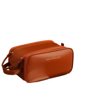 Borsa da toilette in pelle marrone con doppia cerniera, design elegante e manico laterale. Accessorio da viaggio per uomo e donna.
