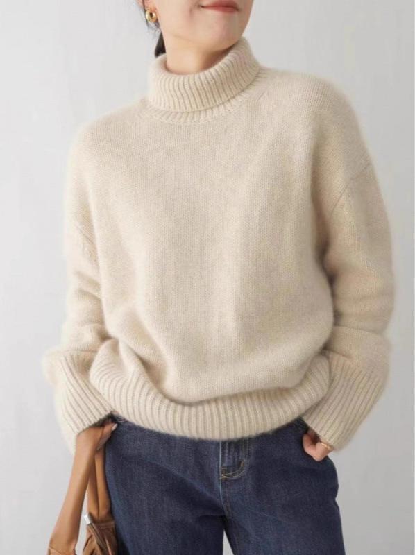 Maglione donna beige a collo alto, morbido e caldo, abbinato a jeans blu. Look casual autunnale, moda femminile, abbigliamento invernale.