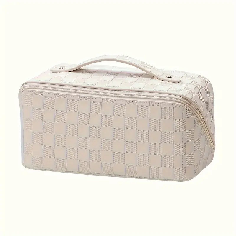 Borsa da toilette beige a scacchi, elegante e spaziosa, con manico superiore. Accessorio da viaggio di lusso per organizzare cosmetici e articoli da bagno.