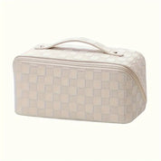 Borsa da toilette beige a scacchi, elegante e spaziosa, con manico superiore. Accessorio da viaggio di lusso per organizzare cosmetici e articoli da bagno.