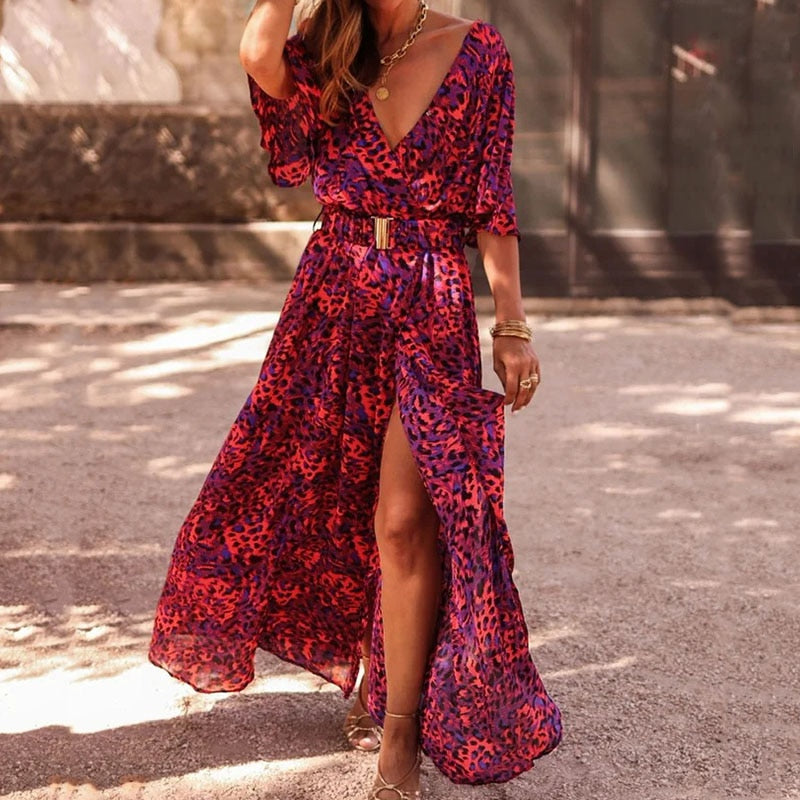Abito lungo estivo donna, stampa leopardata rossa e blu, scollo a V, maniche corte, spacco frontale, cintura in vita, moda casual elegante.