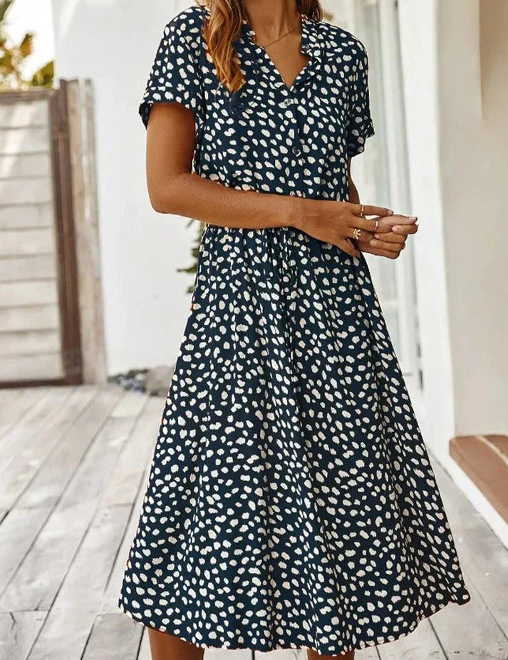 Abito estivo donna a pois bianchi su sfondo nero, maniche corte, lunghezza media, perfetto per look casual e moda estiva.