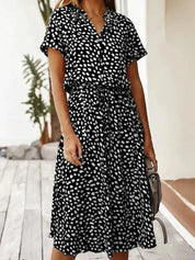 Abito estivo donna nero a pois bianchi, maniche corte, cintura in vita, stile casual elegante, perfetto per moda estiva e look quotidiano.
