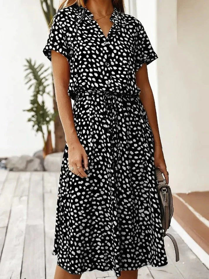 Abito estivo donna nero a pois bianchi, maniche corte, cintura in vita, stile casual elegante, perfetto per moda estiva e look quotidiano.