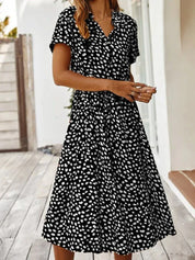 Abito estivo donna nero a pois bianchi, maniche corte, scollo a V, lunghezza al ginocchio, perfetto per moda casual e look estivo elegante.