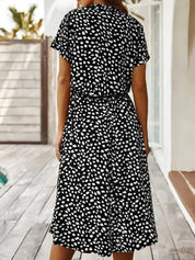 Abito estivo donna a pois bianchi e neri, maniche corte, lunghezza al ginocchio, perfetto per look casual e moda estiva.