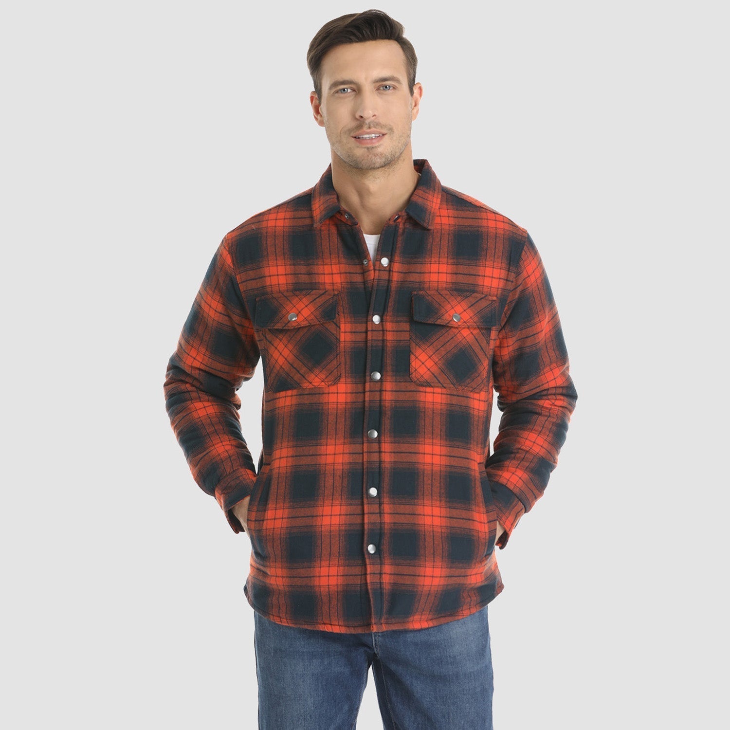Camicia a quadri rossa e nera da uomo, maniche lunghe, tasche frontali, stile casual, perfetta per l'autunno. Indossata con jeans blu.