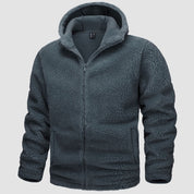 Giacca in pile grigio scuro con cappuccio, zip frontale e tasche laterali. Abbigliamento invernale caldo e morbido per uomo.