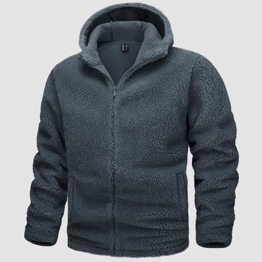 Giacca in pile grigio scuro con cappuccio, zip frontale e tasche laterali. Abbigliamento invernale caldo e morbido per uomo.