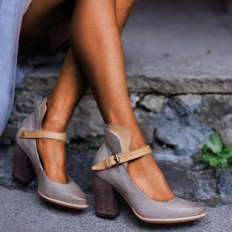 Scarpe donna eleganti in pelle beige con tacco alto e cinturino, design vintage. Ideali per moda autunno, calzature chic e versatili.