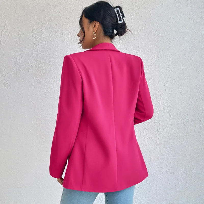 Giacca blazer donna rosa acceso, elegante e moderna, indossata con jeans chiari. Stile casual-chic, perfetta per moda autunnale e primaverile.
