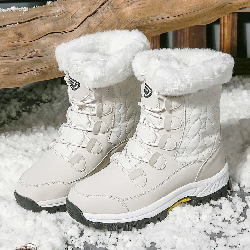 Stivali da neve bianchi imbottiti, suola antiscivolo, design trapuntato, ideali per l'inverno e attività all'aperto sulla neve.