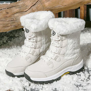 Stivali da neve bianchi imbottiti, suola antiscivolo, design trapuntato, ideali per l'inverno e attività all'aperto sulla neve.