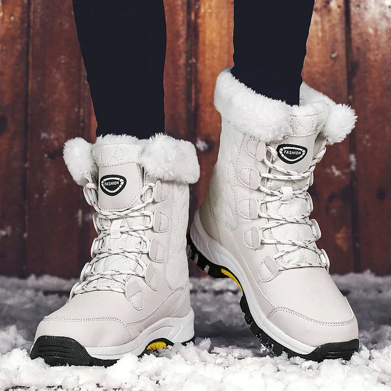 Stivali invernali bianchi da donna con pelliccia sintetica, suola antiscivolo, ideali per neve e freddo. Design elegante e funzionale.