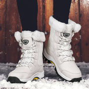 Stivali invernali bianchi da donna con pelliccia sintetica, suola antiscivolo, ideali per neve e freddo. Design elegante e funzionale.