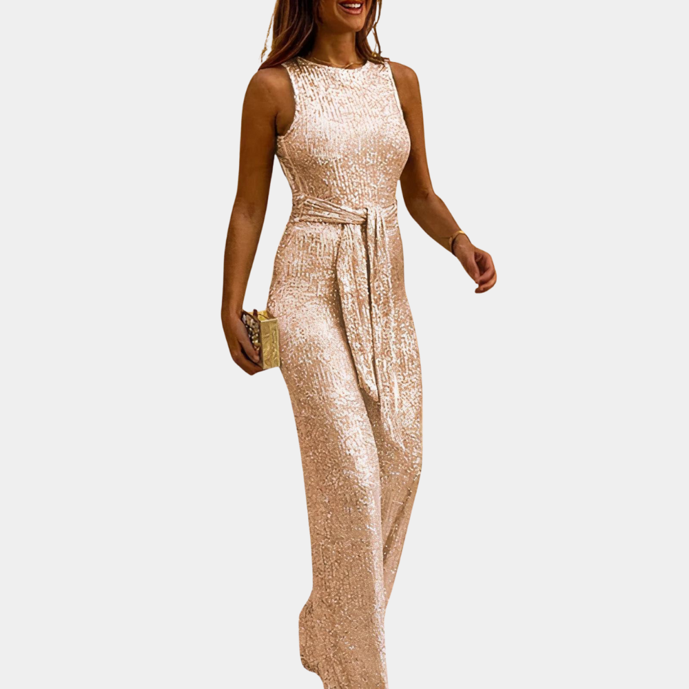 Donna in abito lungo dorato con paillettes, senza maniche, cintura in vita, elegante e scintillante, perfetto per eventi serali e cerimonie.