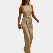 Abito lungo dorato elegante, senza maniche, con cintura, perfetto per eventi serali. Tessuto scintillante, stile glamour. Moda donna.