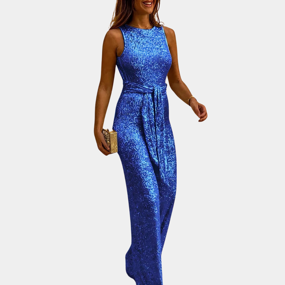 Abito lungo blu brillante senza maniche, donna elegante con pochette dorata. Vestito da sera glamour, moda femminile, abbigliamento formale.