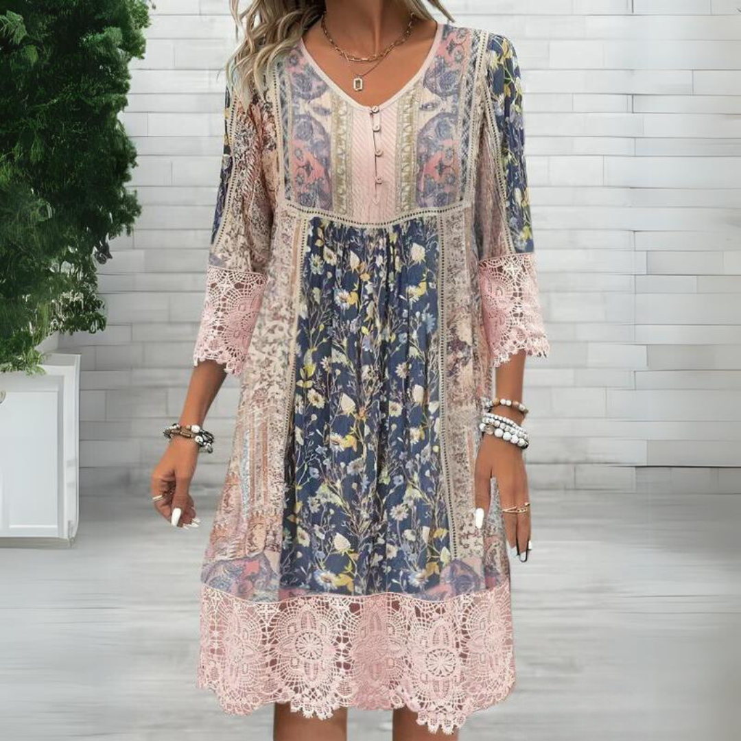 Abito boho chic donna, maniche a tre quarti, stampa floreale multicolore, dettagli in pizzo rosa, perfetto per look estivi casual ed eleganti.