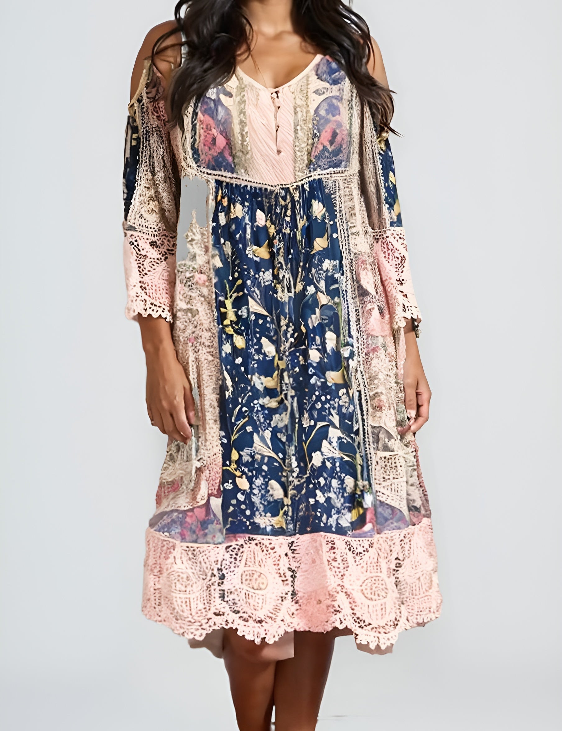 Abito boho chic donna, fantasia floreale blu e rosa, maniche lunghe con dettagli in pizzo, lunghezza media, perfetto per primavera estate.