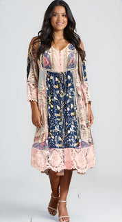 Abito boho chic donna, fantasia floreale blu e rosa, maniche lunghe con dettagli in pizzo, lunghezza media, perfetto per primavera estate.