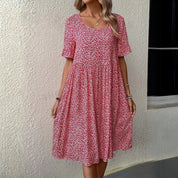 Abito estivo donna, floreale rosso, maniche corte, scollo rotondo, lunghezza al ginocchio, tessuto leggero, moda casual elegante.