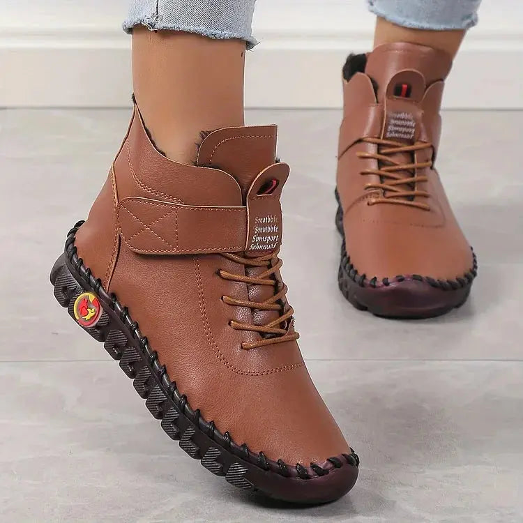 Scarpe da donna in pelle marrone, stivaletti casual con suola antiscivolo nera, lacci e chiusura a strappo, ideali per l'autunno e l'inverno.