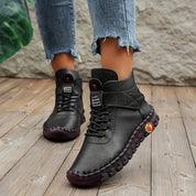 Scarpe da donna in pelle nera, stivaletti casual con suola antiscivolo, indossati con jeans. Design moderno e confortevole per l'autunno.