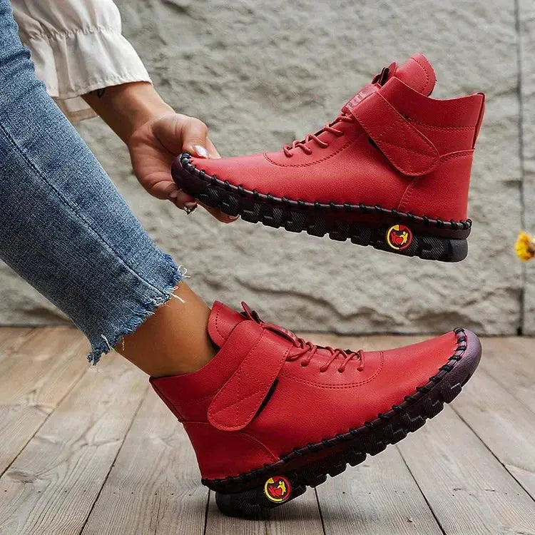 Scarpe da donna rosse in pelle, stivaletti alla caviglia con suola nera antiscivolo, design casual, ideali per autunno e inverno.