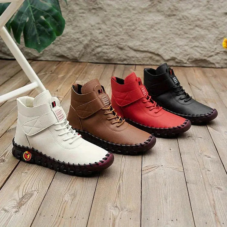 Scarpe da uomo in pelle, stivaletti casual in quattro colori: bianco, marrone, rosso e nero, su pavimento in legno, moda autunnale.