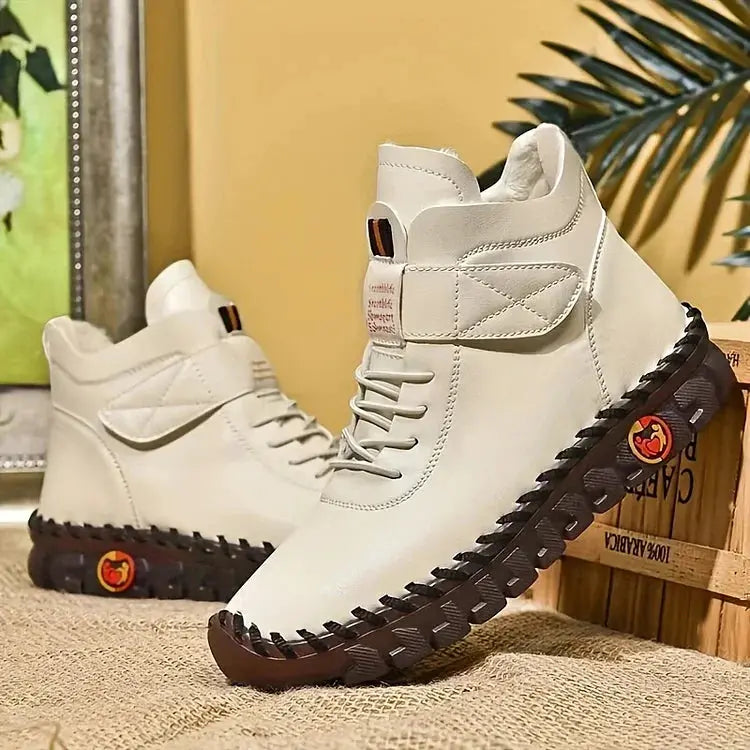 Scarpe da trekking bianche con suola marrone antiscivolo, design robusto, chiusura a strappo, ideali per escursioni outdoor. Stile moderno e funzionale.