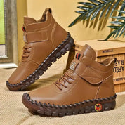 Scarpe invernali da uomo in pelle marrone, suola antiscivolo, design casual, chiusura a strappo, ideali per escursioni e attività all'aperto.