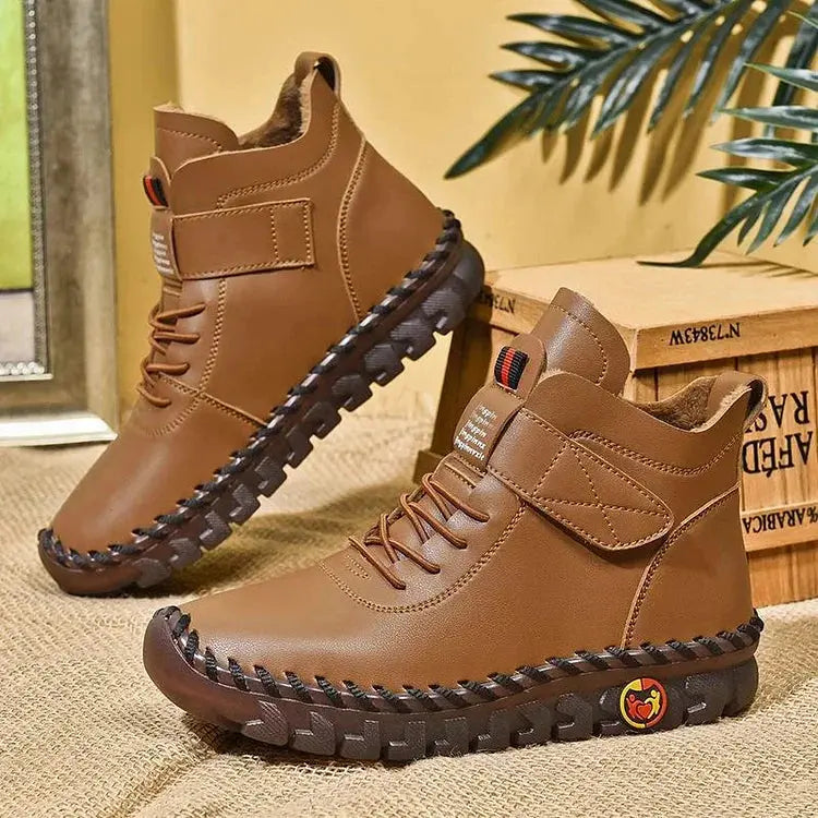 Scarpe invernali da uomo in pelle marrone, suola antiscivolo, design casual, chiusura a strappo, ideali per escursioni e attività all'aperto.