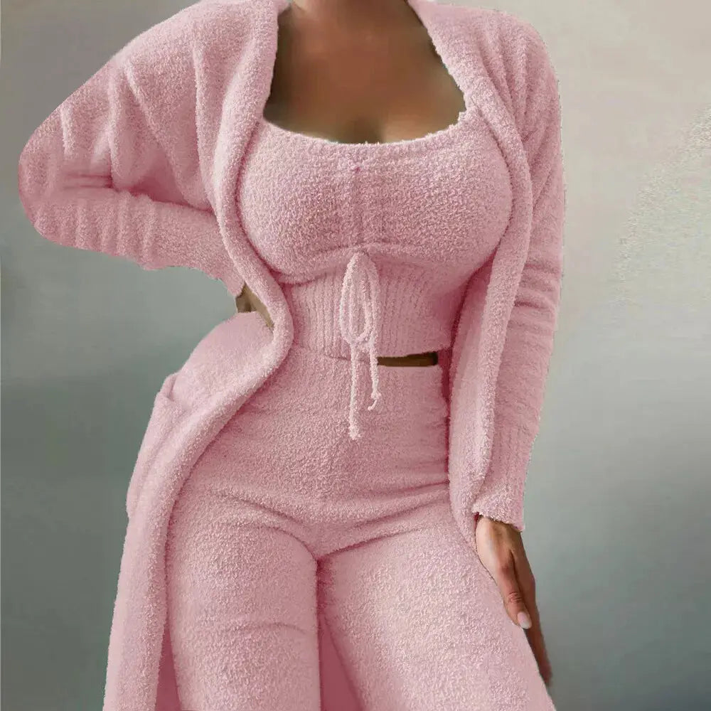 Abbigliamento donna in maglia rosa: set coordinato con cardigan lungo, top corto e pantaloni a vita alta. Morbido, elegante e alla moda.